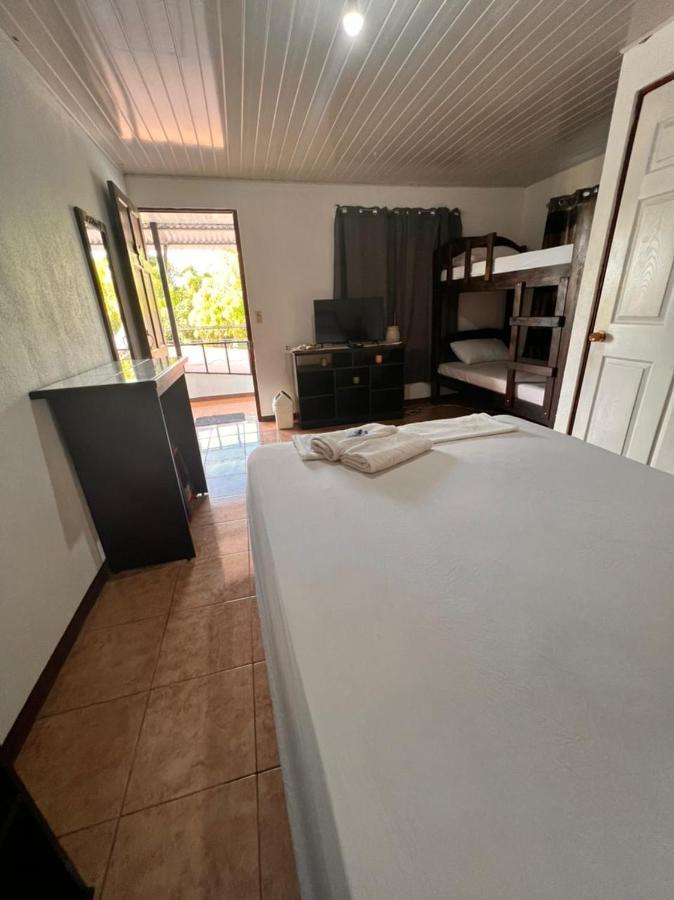 Cabinas Playa Bandera Bed & Breakfast Parrita Luaran gambar